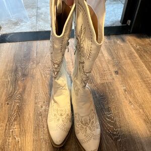 Elegant White Embroidered Women's Boots